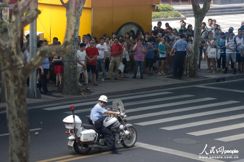 上海:路邊現(xiàn)可疑木箱 特警現(xiàn)場核實系一箱黃沙