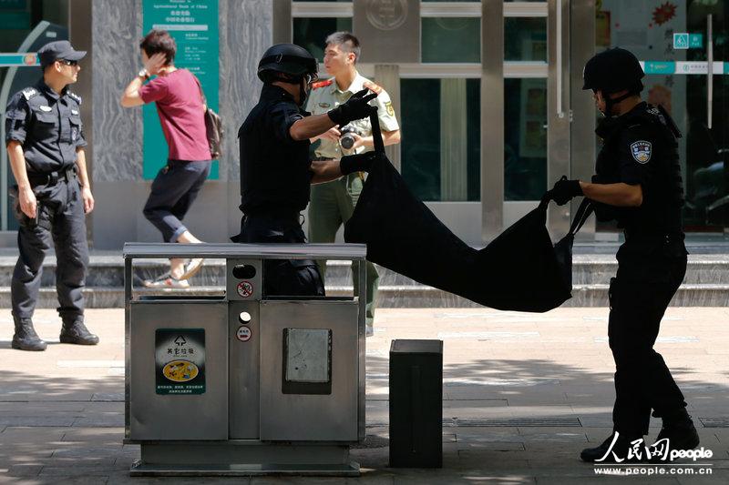 上海:路邊現(xiàn)可疑木箱 特警現(xiàn)場核實系一箱黃沙