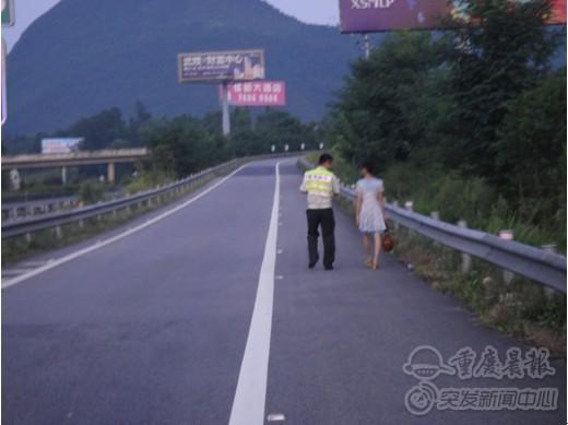 老公出軌老婆心頭悶氣高速上撒錢“透透風”