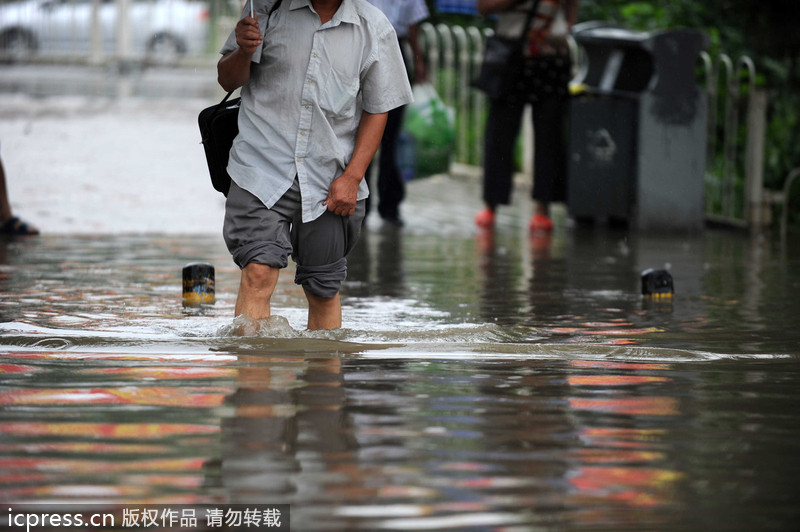 一場(chǎng)大雨又“看海” 北京天通苑北地鐵站南積水沒(méi)過(guò)膝蓋