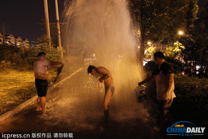 長(zhǎng)沙一水管爆裂驚現(xiàn)4米高水柱 市民趁勢(shì)洗澡