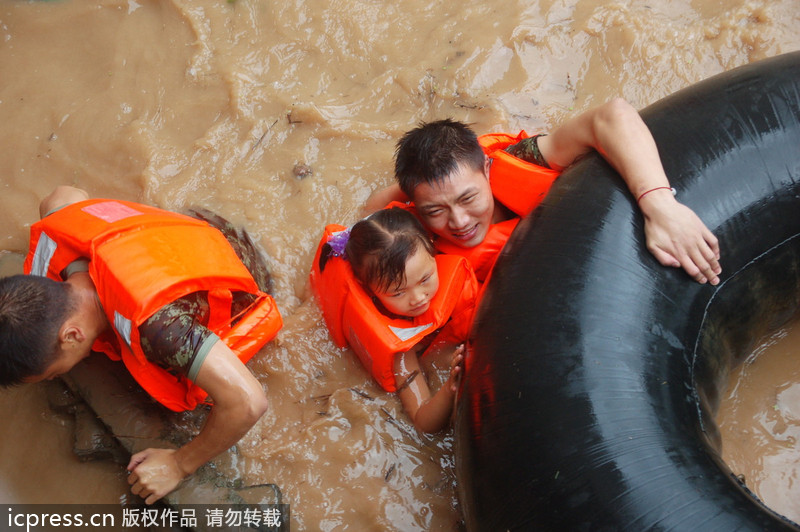 四川閬中：洪水來臨房屋被淹 汽車內(nèi)胎充當(dāng)“諾亞方舟”