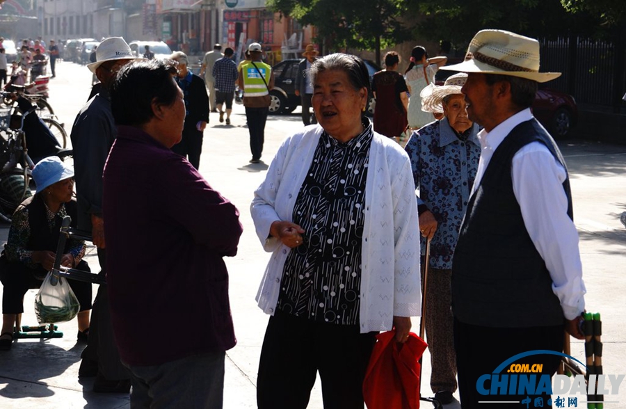 甘肅岷縣漳縣交界發(fā)生6.6級(jí)地震 居民室外避險(xiǎn)