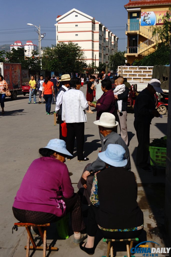 甘肅岷縣漳縣交界發(fā)生6.6級地震 居民室外避險