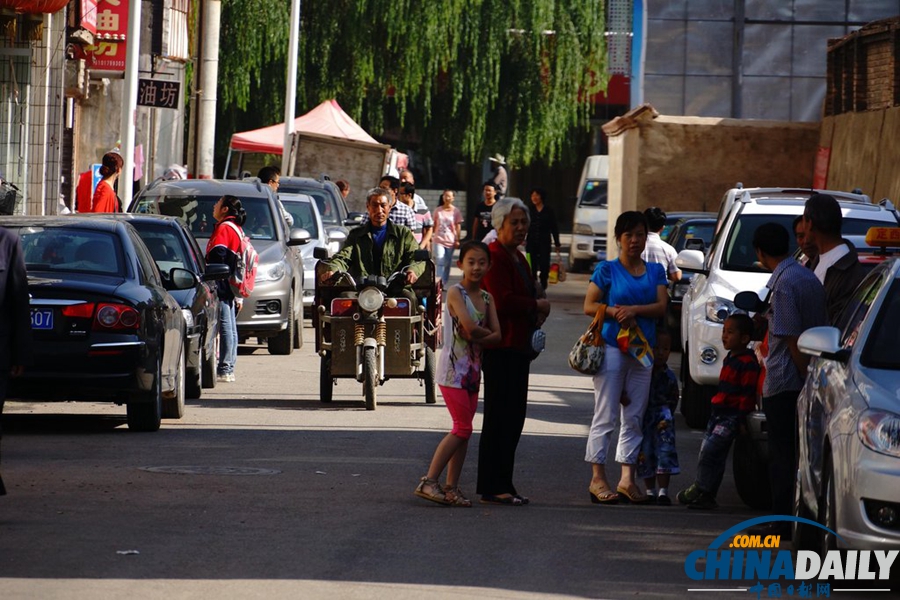 甘肅岷縣漳縣交界發(fā)生6.6級(jí)地震 居民室外避險(xiǎn)