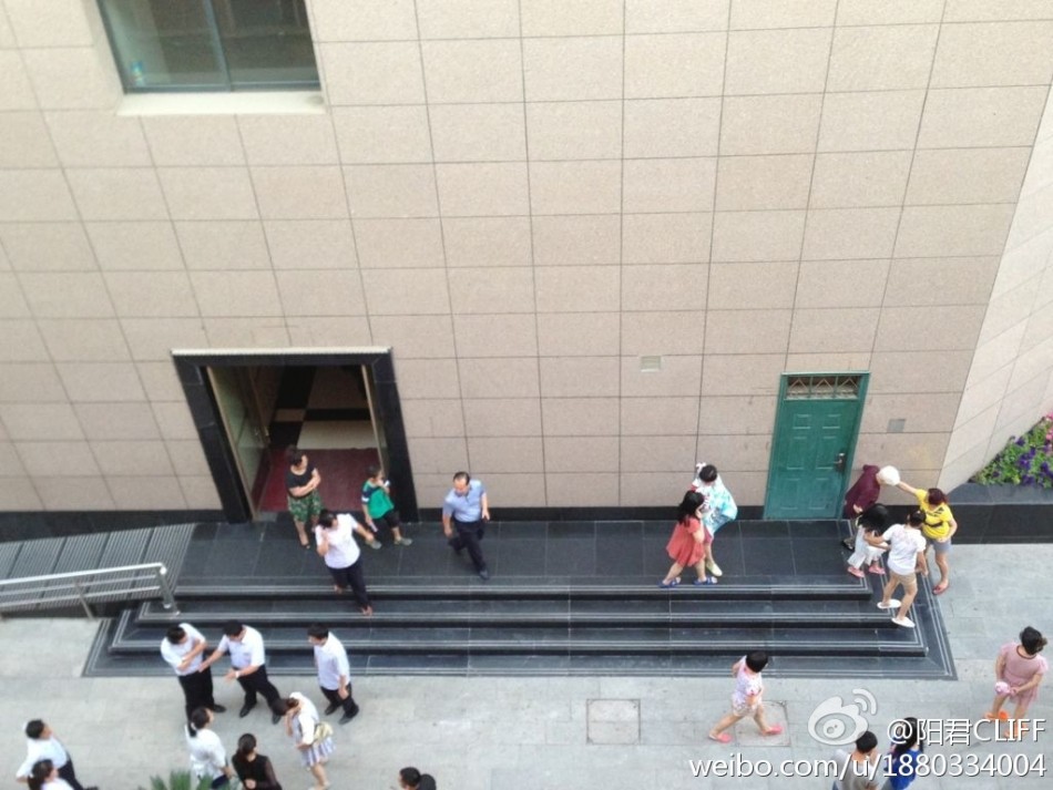 甘肅定西岷縣附近發(fā)生6.6級(jí)左右地震 居民下樓躲避