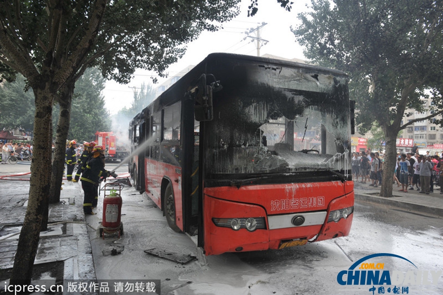 沈陽240路公交車發(fā)生自燃 路人紛紛協(xié)助滅火