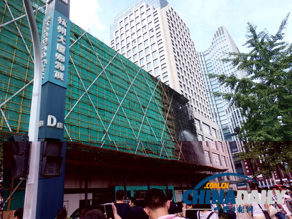 高清：杭州大廈外墻發(fā)生火災 暫無人員傷亡