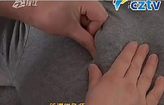 80后小伙當(dāng)職業(yè)催乳 女子被催乳時(shí)表情夸張(組圖)