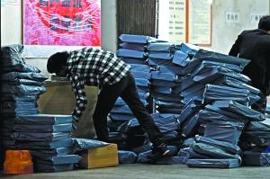 快遞員自爆快遞業(yè)的罪與罰 拆包取件并不少見