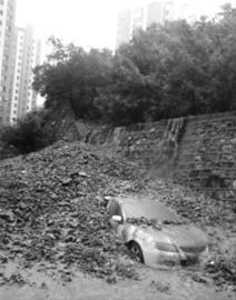 強(qiáng)降雨襲大連 “最美姑娘”冒雨通下水道獲贊(圖)