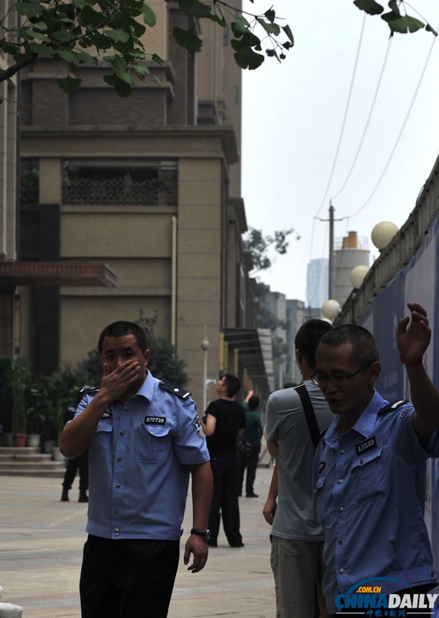 成都成華區(qū)發(fā)生警匪槍戰(zhàn) 2疑犯被制服1人在逃