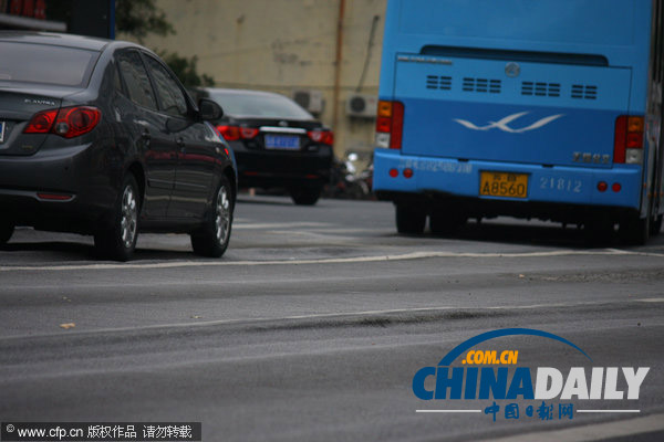 江蘇無(wú)錫：持續(xù)高溫令多條馬路成“波浪路”