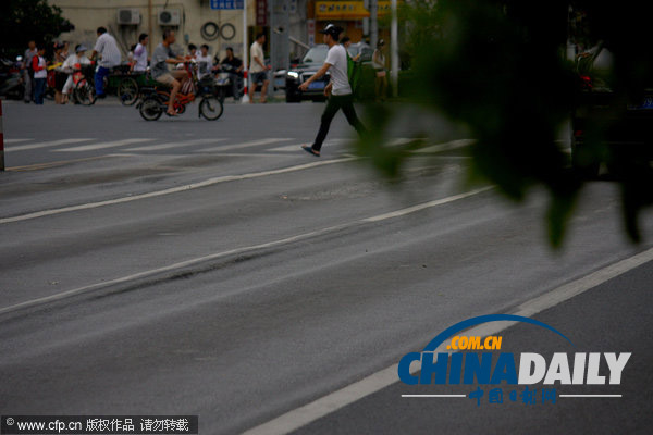 江蘇無錫：持續(xù)高溫令多條馬路成“波浪路”