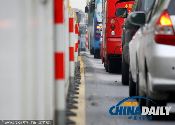 江蘇無錫：持續(xù)高溫令多條馬路成“波浪路”