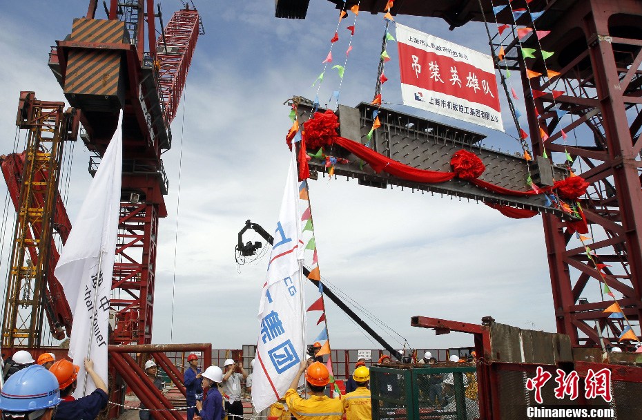 在建的中國第一高樓“上海中心”結(jié)構(gòu)封頂