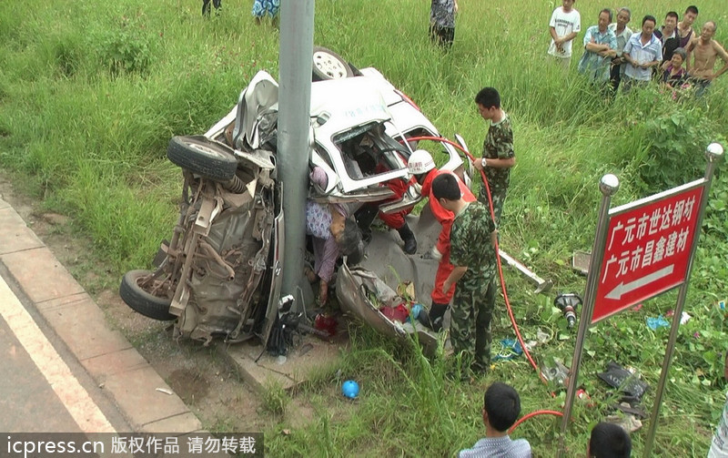 四川廣元天曌山一面包車側(cè)翻 事故造成2死4傷