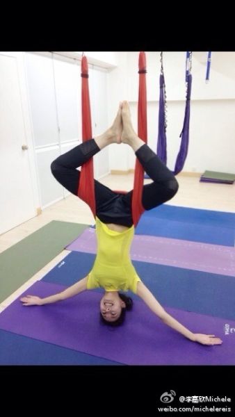 李嘉欣一字馬倒立露笑容 高難度動(dòng)作網(wǎng)友大呼厲害