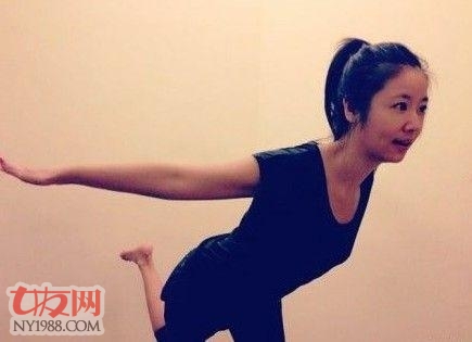 李嘉欣一字馬倒立露笑容 高難度動(dòng)作網(wǎng)友大呼厲害