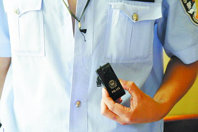 女老板無證駕駛大客車被查 猛踹民警襠部當(dāng)街撒潑(圖)