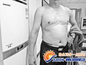 女老板無(wú)證駕駛大客車被查 猛踹民警襠部當(dāng)街撒潑(圖)