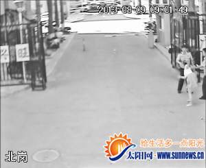 女老板無證駕駛大客車被查 猛踹民警襠部當(dāng)街撒潑(圖)