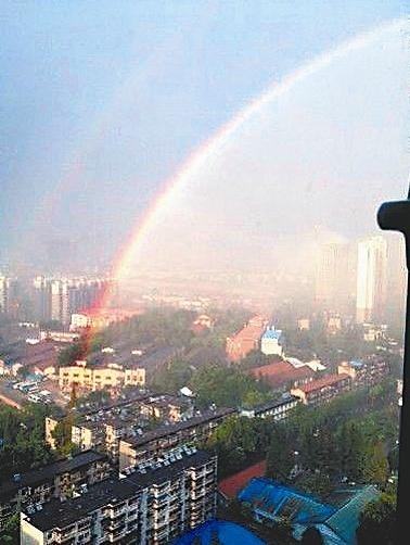 武漢一日內(nèi)高溫雷電降雨冰雹 仍難解創(chuàng)紀(jì)錄酷暑