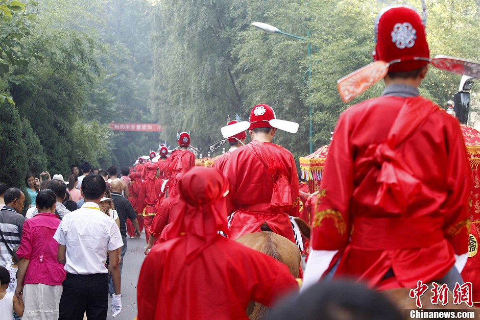 30對(duì)新人集體舉辦中式婚禮 引萬(wàn)人圍觀