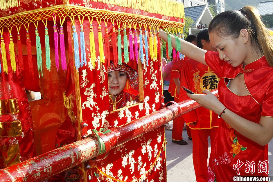 30對(duì)新人集體舉辦中式婚禮 引萬(wàn)人圍觀