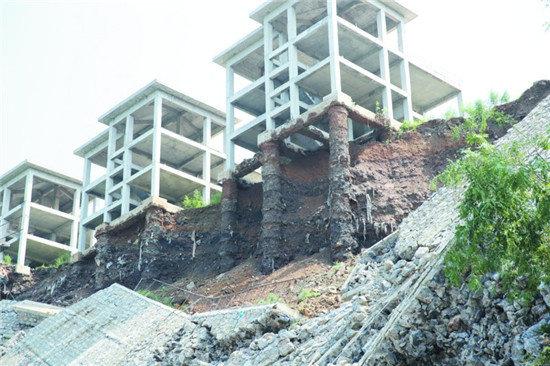 600平擋土墻坍塌 在建別墅露出地基一夜懸空(圖)