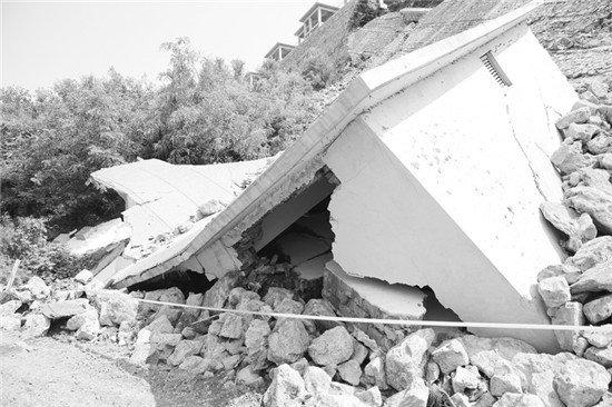 600平擋土墻坍塌 在建別墅露出地基一夜懸空(圖)