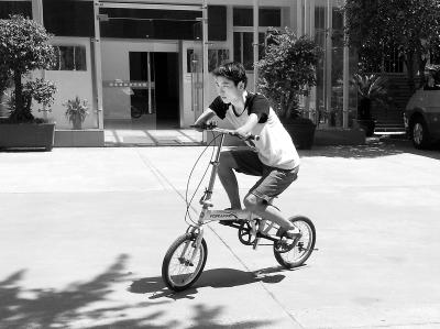 小伙兩只殘臂每分鐘打四五十個字 面試6次終成功