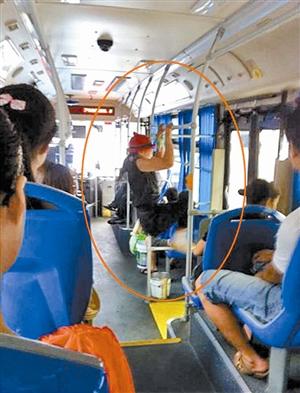 阿姨公交健身一小時 網(wǎng)友稱難度系數(shù)“9.9”(圖)