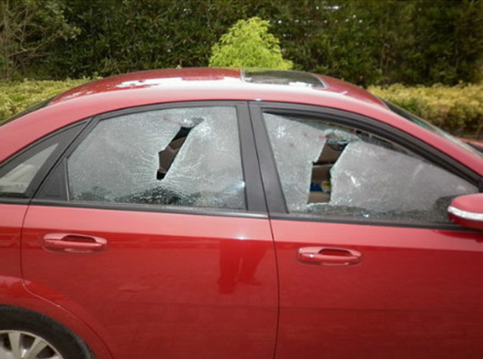 男子車被擋道用拳頭 怒砸15輛車