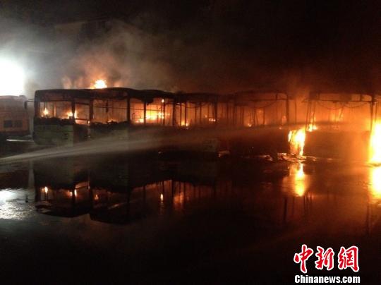 浙江臺(tái)州9輛公交車凌晨著火 均損毀嚴(yán)重?zé)绍嚉?/></p>

<p align=
