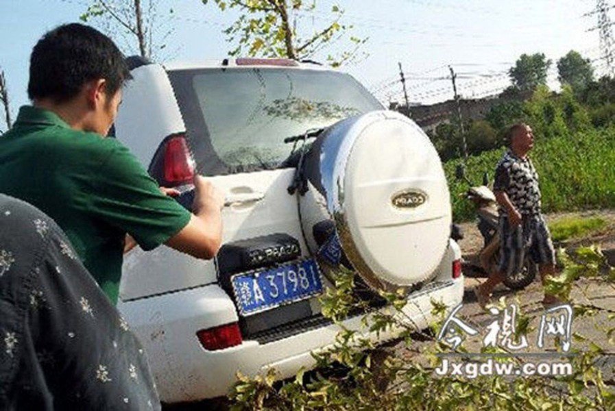 組圖：江西一官員酒后駕車(chē)撞死4人 赤膊受審