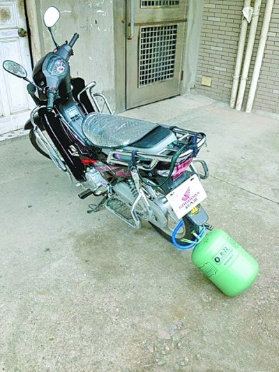 車主將摩托鎖在煤氣罐上 網(wǎng)友稱欲與小偷共存亡
