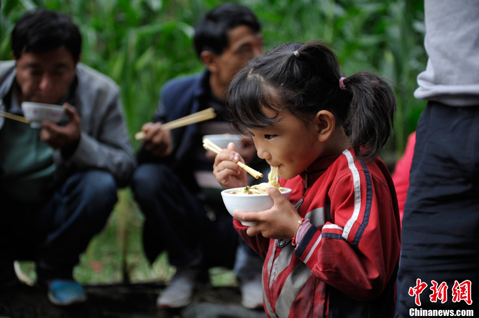 滇川交界發(fā)生5.9級(jí)地震 安置點(diǎn)民眾徹夜難眠