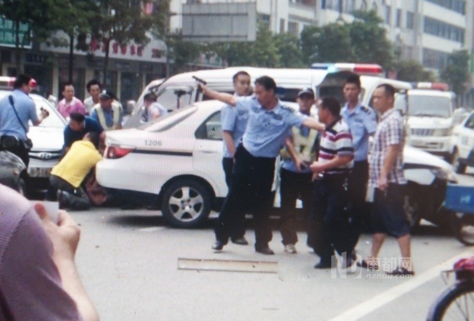 東莞面包車狂奔傷多人 10余警車圍堵開槍撞停