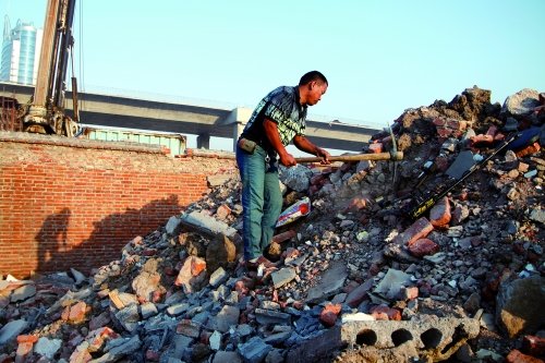 男子廢墟上“尋寶” 月入萬元