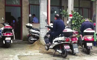 協(xié)警茶鋪“上班”？ 穿著制服搓得歡