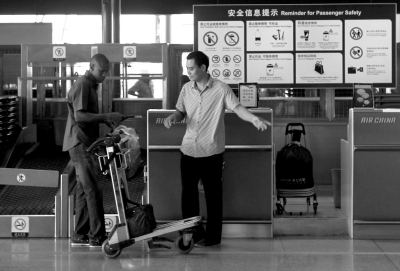 “黃牛黨”機(jī)場(chǎng)幫排隊(duì)日賺千元