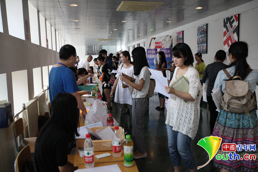 北京電影學(xué)院開(kāi)學(xué) 新一輪帥哥美女齊報(bào)道