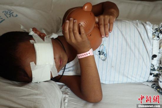 被挖眼男孩最快10日植入義眼 短期不考慮電子眼