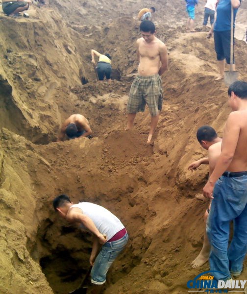 河南西平：工地挖出銅錢 上百村民挖寶論斤賣