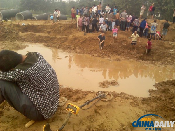 河南西平：工地挖出銅錢 上百村民挖寶論斤賣