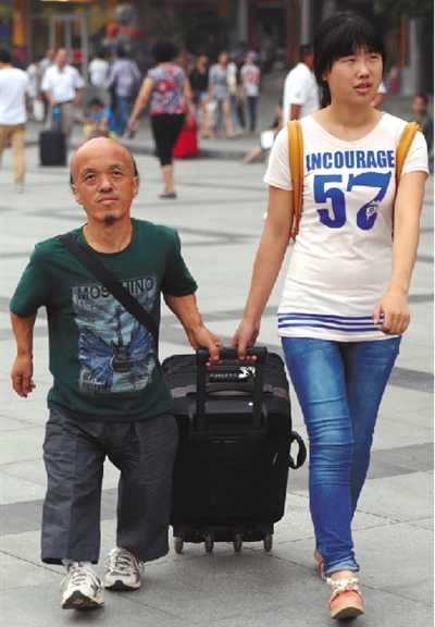 單親“矮爸爸”千里送女上大學(xué)照料8旬母聾啞兄