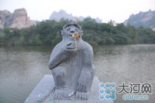 河南達嵖岈山石猴“叼煙” 游人素養(yǎng)再遭詬病