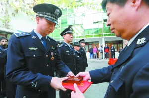 便衣鐵警跳下站臺(tái)救女童榮獲三等功
