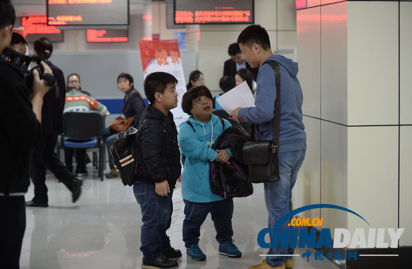 重慶首屆矮小人招聘會(huì)舉行 40多位“袖珍人”集體找工作